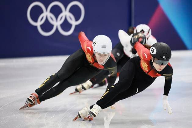 MILAN, ITALY - FEBRUARY 16: Gong Li (R) and Zhang Chutong of Team China compete during the Short Track Speed skating, Eisschnelllauf Women s 1000m quarterfinals on day ten of the Milano Cortina 2026 Winter Olympic Games, Olympische Spiele, Olympia, OS at Milano Ice Skating Arena on February 16, 2026 in Milan, Italy.  Copyright: xCHINASPORTSx 111621806642