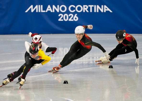 MILAN, ITALY - FEBRUARY 16: Gong Li (R) and Zhang Chutong of Team China compete during the Short Track Speed skating, Eisschnelllauf Women s 1000m quarterfinals on day ten of the Milano Cortina 2026 Winter Olympic Games, Olympische Spiele, Olympia, OS at Milano Ice Skating Arena on February 16, 2026 in Milan, Italy.  Copyright: xCHINASPORTSx 111621806613