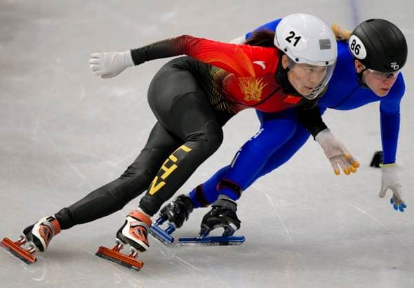 MILAN, ITALY - FEBRUARY 16: Zhang Chutong (L) of Team China competes during the Short Track Speed skating, Eisschnelllauf Women s 1000m quarterfinals on day ten of the Milano Cortina 2026 Winter Olympic Games, Olympische Spiele, Olympia, OS at Milano Ice Skating Arena on February 16, 2026 in Milan, Italy.  Copyright: xCHINASPORTSx 111621806605