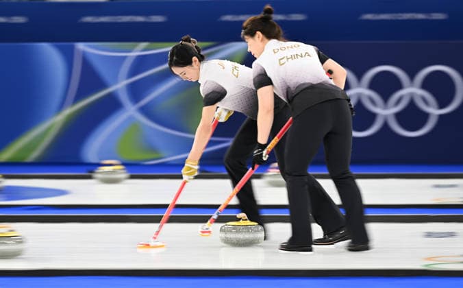 (260217) -- CORTINA D AMPEZZO, Feb. 17, 2026 -- Jiang Jiayi (L) of China competes during the curling women round robin session 8 match between China and South Korea at the Milan-Cortina 2026 Olympic Winter games, Winterspiele,Spiele, Summer games in Cortina, Italy, Feb. 16, 2026. ) (MICO2026)ITALY-CORTINA D AMPEZZO-OLYMPIC WINTER GAMES-CURLING-WOMEN-ROUND ROBIN-KOR VS CHN LianxYi 
