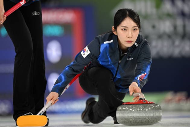 (260217) -- CORTINA D AMPEZZO, Feb. 17, 2026 -- Kim Suji of South Korea competes during the curling women round robin session 8 match between China and South Korea at the Milan-Cortina 2026 Olympic Winter games, Winterspiele,Spiele, Summer games in Cortina, Italy, Feb. 16, 2026. ) (MICO2026)ITALY-CORTINA D AMPEZZO-OLYMPIC WINTER GAMES-CURLING-WOMEN-ROUND ROBIN-KOR VS CHN LianxYi 