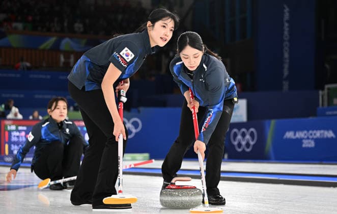 (260217) -- CORTINA D AMPEZZO, Feb. 17, 2026 -- Seol Yeeun (C) of South Korea competes during the curling women round robin session 8 match between China and South Korea at the Milan-Cortina 2026 Olympic Winter games, Winterspiele,Spiele, Summer games in Cortina, Italy, Feb. 16, 2026. ) (MICO2026)ITALY-CORTINA D AMPEZZO-OLYMPIC WINTER GAMES-CURLING-WOMEN-ROUND ROBIN-KOR VS CHN LianxYi 