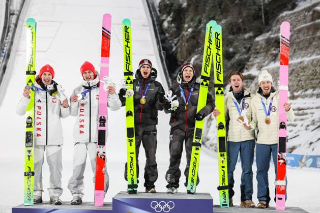 (260217) -- PREDAZZO, Feb. 17, 2026 -- Gold medalist Team Austria (C), Silver medalist Team Poland (L) and Bronze medalist Team Norway pose on the podium after the Ski jumping, Skispringen, Ski, nordisch men s super team event at the Milan-Cortina 2026 Olympic Winter games, Winterspiele,Spiele, Summer games in Predazzo, Italy, Feb. 16, 2026. ) (MICO2026)ITALY-PREDAZZO-OLYMPIC WINTER GAMES-SKI JUMPING-MEN S SUPER TEAM HuangxWei 