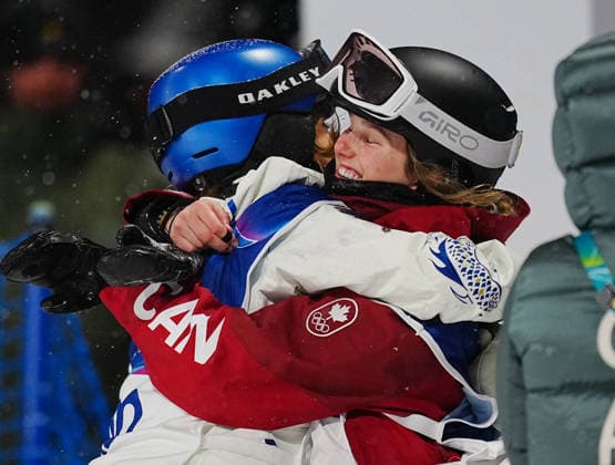 260216 -- LIVIGNO, Feb. 16, 2026 -- Gu Ailing L of China hugs Megan Oldham of Canada after the freestyle skiing women s freeski big air final at the Milan-Cortina 2026 Olympic Winter games, Winterspiele,Spiele, Summer games in Livigno, Italy, Feb. 16, 2026. MICO2026ITALY-LIVIGNO-OLYMPIC WINTER GAMES-FREESTYLE SKIING-WOMEN S BIG AIR-FINAL HuxChao  (MICO2026)ITALY-LIVIGNO-OLYMPIC WINTER GAMES-FREESTYLE SKIING-WOMEN S BIG AIR-FINAL IMAGO HuxChao  imago images 0847780687