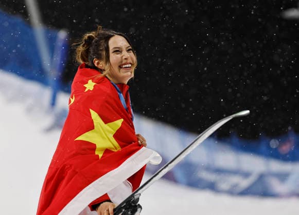 260216 -- LIVIGNO, Feb. 16, 2026 -- Silver medalist Gu Ailing of China reacts during the awarding ceremony of the freestyle skiing women s freeski big air event at the Milan-Cortina 2026 Olympic Winter games, Winterspiele,Spiele, Summer games in Livigno, Italy, Feb. 16, 2026. MICO2026ITALY-LIVIGNO-OLYMPIC WINTER GAMES-FREESTYLE SKIING-WOMEN S BIG AIR-FINAL WangxPeng  (MICO2026)ITALY-LIVIGNO-OLYMPIC WINTER GAMES-FREESTYLE SKIING-WOMEN S BIG AIR-FINAL IMAGO WangxPeng  imago images 0847782433