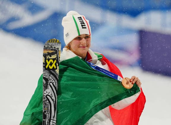 260216 -- LIVIGNO, Feb. 16, 2026 -- Bronze medalist Flora Tabanelli of Italy poses for photos during the awarding ceremony of the freestyle skiing women s freeski big air event at the Milan-Cortina 2026 Olympic Winter games, Winterspiele,Spiele, Summer games in Livigno, Italy, Feb. 16, 2026. MICO2026ITALY-LIVIGNO-OLYMPIC WINTER GAMES-FREESTYLE SKIING-WOMEN S BIG AIR-FINAL HuxChao  (MICO2026)ITALY-LIVIGNO-OLYMPIC WINTER GAMES-FREESTYLE SKIING-WOMEN S BIG AIR-FINAL IMAGO HuxChao  imago images 0847782518