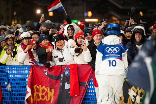 Winter Olympics - Women s freestyle Skiing Big Air - Livigno Silver medalist Ailing Eileen Gu of Team People s Republic of China interacts with fans following the medal ceremony for the Women s Freeski Big Air on day ten of the Milano Cortina 2026 Winter Olympic Games, Olympische Spiele, Olympia, OS at Livigno Snow Park on February 16, 2026 in Livigno, Italy. Photo by Laurent Zabulon ABACAPRESS.COM Livigno Italy  Copyright: xZabulonxLaurent ABACAx