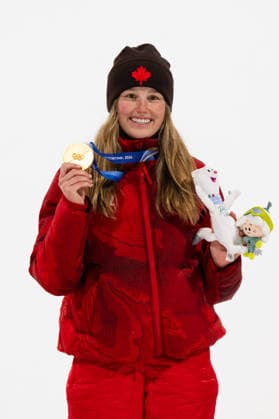 Winter Olympics - Women s freestyle Skiing Big Air - Livigno Silver medalist Ailing Eileen Gu of Team People s Republic of China poses for a photo with national flag and ski on the podium during the medal ceremony for the Women s Freeski Big Air on day ten of the Milano Cortina 2026 Winter Olympic Games, Olympische Spiele, Olympia, OS at Livigno Snow Park on February 16, 2026 in Livigno, Italy. Photo by Laurent Zabulon ABACAPRESS.COM Livigno Italy  Copyright: xZabulonxLaurent ABACAx