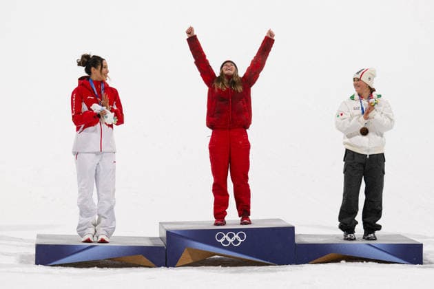 Winter Olympics - Women s freestyle Skiing Big Air - Livigno Silver medalist Ailing Eileen Gu of Team People s Republic of China poses for a photo with national flag and ski on the podium during the medal ceremony for the Women s Freeski Big Air on day ten of the Milano Cortina 2026 Winter Olympic Games, Olympische Spiele, Olympia, OS at Livigno Snow Park on February 16, 2026 in Livigno, Italy. Photo by Laurent Zabulon ABACAPRESS.COM Livigno Italy  Copyright: xZabulonxLaurent ABACAx