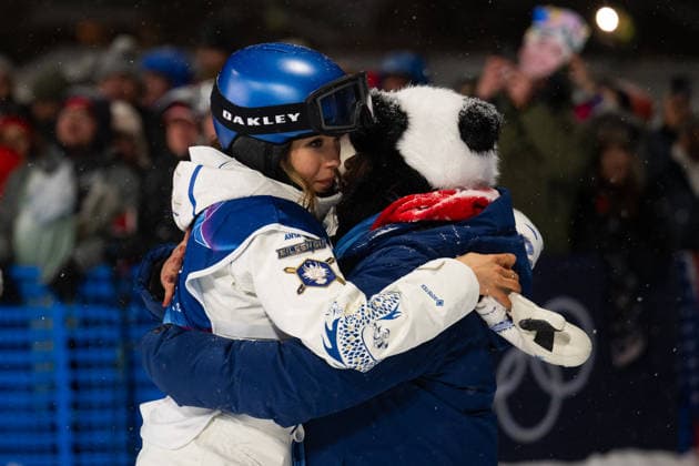 Winter Olympics - Women s freestyle Skiing Big Air - Livigno Silver medalist Ailing Eileen Gu of Team People’s Republic of China and her mother during the Women s Freeski Big Air on day ten of the Milano Cortina 2026 Winter Olympic Games, Olympische Spiele, Olympia, OS at Livigno Snow Park on February 16, 2026 in Livigno, Italy. Photo by Laurent Zabulon ABACAPRESS.COM Livigno Italy  Copyright: xZabulonxLaurent ABACAx