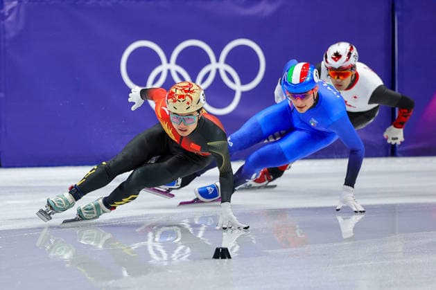 MILAN, ITALY - FEBRUARY 16: Li Wenlong (L1) of Team China competes during the Short Track Men s 5000m Relay on day ten of the Milano Cortina 2026 Winter Olympic Games, Olympische Spiele, Olympia, OS at Milano Ice Skating Arena on February 16, 2026 in Milan, Italy.  Copyright: xChinaxNewsxServicex 111621946274