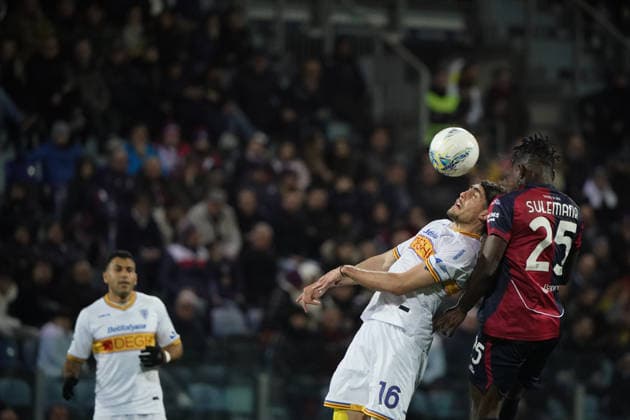 Cagliari Calcio v US Lecce - Serie A Omri Gandelman of US Lecce and Ibrahim Sulemana, number 25 of Cagliari Calcio, play during the Serie A TIM match between Cagliari Calcio and US Lecce in Italy on February 15, 2026. Cagliari Italy  Copyright: xAlessandroxToccox originalFilename:alessandro-cagliari260216_npbOV.jpg