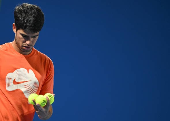 Qatar ExxonMobil Open 2026 - Day One DOHA, QATAR FEBRUARY 16: Carlos Alcaraz of Spain is seen during a practice session with Stefanos Tsitsipas of Greece ahead of the Qatar ExxonMobil Open at the Khalifa International Tennis and Squash Complex on February 16, 2026 in Doha, Qatar. Doha Qatar  Copyright: xArturxWidakx originalFilename:widak-qatarexx260216_npSAv.jpg