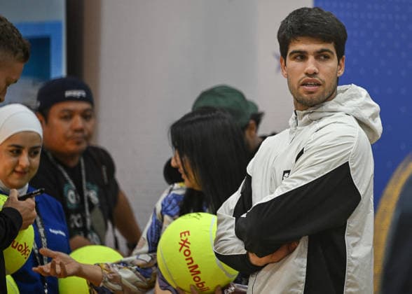 Qatar ExxonMobil Open 2026 - Day One DOHA, QATAR FEBRUARY 16: Carlos Alcaraz of Spain meets with fans inside the ExxonMobil booth following a practice session with Stefanos Tsitsipas of Greece ahead of the Qatar ExxonMobil Open at the Khalifa International Tennis and Squash Complex on February 16, 2026 in Doha, Qatar. Doha Qatar  Copyright: xArturxWidakx originalFilename:widak-qatarexx260216_np8Z5.jpg