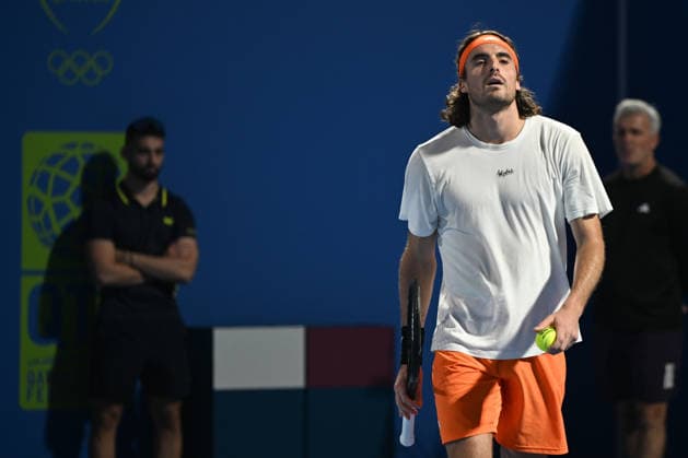 Qatar ExxonMobil Open 2026 - Day One DOHA, QATAR FEBRUARY 16: Stefanos Tsitsipas of Greece is seen during a practice session with Carlos Alcaraz of Spain watched closely by his father Apostolos Tsitsipas, ahead of the Qatar ExxonMobil Open at the Khalifa International Tennis and Squash Complex on February 16, 2026 in Doha, Qatar. Doha Qatar  Copyright: xArturxWidakx originalFilename:widak-qatarexx260216_npjrU.jpg