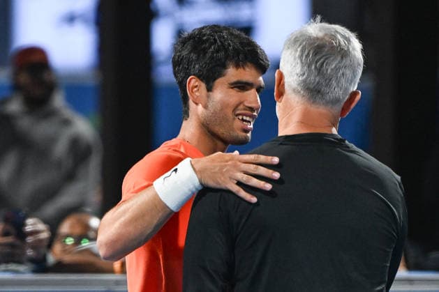 Qatar ExxonMobil Open 2026 - Day One DOHA, QATAR FEBRUARY 16: Carlos Alcaraz (L) of Spain exchanges a hug with Stefanos Tsitsipas father, Apostolos Tsitsipas (R) of Greece at the conclusion of a practice session ahead of the Qatar ExxonMobil Open at the Khalifa International Tennis and Squash Complex on February 16, 2026 in Doha, Qatar. Doha Qatar  Copyright: xArturxWidakx originalFilename:widak-qatarexx260216_npkOV.jpg