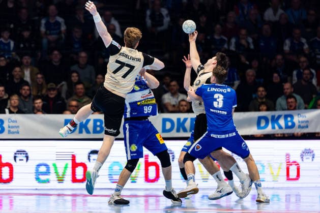 16.02.206, GER, Handball, Maenner, Saison 25 26, Daikin 1.Bl, 21.Spieltag, ThSV Eisenach - Bergischer HC Johannes Wasielewski (Bergischer HC), Tillman Leu (ThSV Eisenach,99), Oskar Joelsson (ThSV Eisenach,3), Aron Seesing (Bergischer HC) 99817 Eisenach Werner-Assmann-Halle Am Sportp Thueringen Deutschland