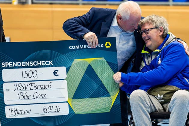 16.02.206, GER, Handball, Maenner, Saison 25 26, Daikin 1.Bl, 21.Spieltag, ThSV Eisenach - Bergischer HC der Spielertrainer der Rollstuhlhandball Blue Lions Eisenach Bernd Fichtner nimmt Stellvertretend für die Mannschaft den Spendenscheck der Commerzbank entgegen. Mit dabei Shpetim Alaj (ThSV Eisenach, Praesident) 99817 Eisenach Werner-Assmann-Halle Am Sportp Thueringen Deutschland