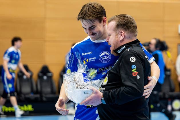 16.02.206, GER, Handball, Maenner, Saison 25 26, Daikin 1.Bl, 21.Spieltag, ThSV Eisenach - Bergischer HC Felix Aellen (ThSV Eisenach,22) bekommt eine Ehrung durch Rene Witte (Geschaeftsfuehrer Manager ThSV Eisenach) für die EM Teilnahme überreicht 99817 Eisenach Werner-Assmann-Halle Am Sportp Thueringen Deutschland