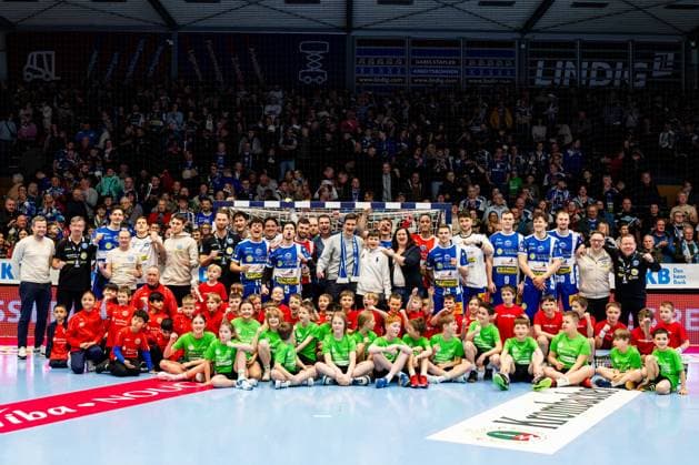 16.02.206, GER, Handball, Maenner, Saison 25 26, Daikin 1.Bl, 21.Spieltag, ThSV Eisenach - Bergischer HC Mannschaftsfoto Gruppenbild Teamfoto nach dem Spiel gemeinsam mit dem Sponsor of the Day der Hirsch-Apotheke und den Einluafkindern 99817 Eisenach Werner-Assmann-Halle Am Sportp Thueringen Deutschland