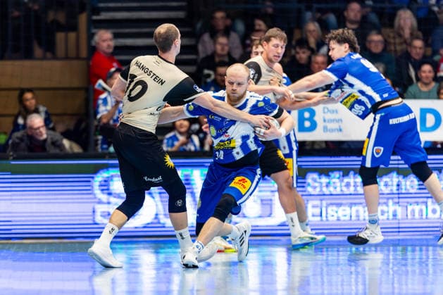 16.02.206, GER, Handball, Maenner, Saison 25 26, Daikin 1.Bl, 21.Spieltag, ThSV Eisenach - Bergischer HC Fynn Hangstein (Bergischer HC), Peter Walz (ThSV Eisenach,14) 99817 Eisenach Werner-Assmann-Halle Am Sportp Thueringen Deutschland