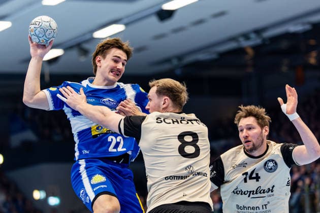 16.02.206, GER, Handball, Maenner, Saison 25 26, Daikin 1.Bl, 21.Spieltag, ThSV Eisenach - Bergischer HC Nico Schoettle (Bergischer HC), Felix Aellen (ThSV Eisenach,22) 99817 Eisenach Werner-Assmann-Halle Am Sportp Thueringen Deutschland
