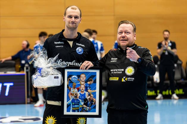 16.02.206, GER, Handball, Maenner, Saison 25 26, Daikin 1.Bl, 21.Spieltag, ThSV Eisenach - Bergischer HC Fynn Hangstein (Bergischer HC) wird offiziell vom ThSV Eisenach verabschiedet durch Rene Witte (Geschaeftsfuehrer Manager ThSV Eisenach) 99817 Eisenach Werner-Assmann-Halle Am Sportp Thueringen Deutschland