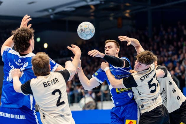 16.02.206, GER, Handball, Maenner, Saison 25 26, Daikin 1.Bl, 21.Spieltag, ThSV Eisenach - Bergischer HC Soeren Steinhaus (Bergischer HC), Max Benecke (ThSV Eisenach,9) 99817 Eisenach Werner-Assmann-Halle Am Sportp Thueringen Deutschland