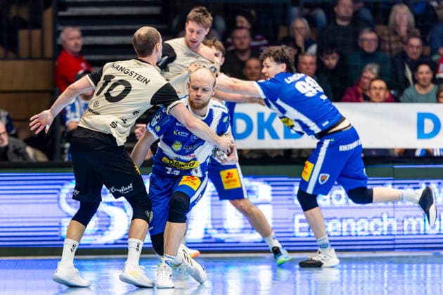 16.02.206, GER, Handball, Maenner, Saison 25 26, Daikin 1.Bl, 21.Spieltag, ThSV Eisenach - Bergischer HC Fynn Hangstein (Bergischer HC), Peter Walz (ThSV Eisenach,14) 99817 Eisenach Werner-Assmann-Halle Am Sportp Thueringen Deutschland