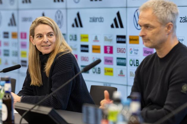 Kaderbekanntgabe Frauen-Nationalmannschaft DFB-Sportdirektorin Nia Künzer spricht während der Pressekonferenz. Rechts Bundestrainer Christian Wück. Pressekonferenz zur Bekanntgabe des Kaders der Frauen-Nationalmannschaft für die Länderspiele gegen Slowenien und Norwegen. 17. Februar 2026 auf dem DFB-Campus in Frankfurt am Main., Frankfurt am Main Hessen Deutschland DFB-Campus
