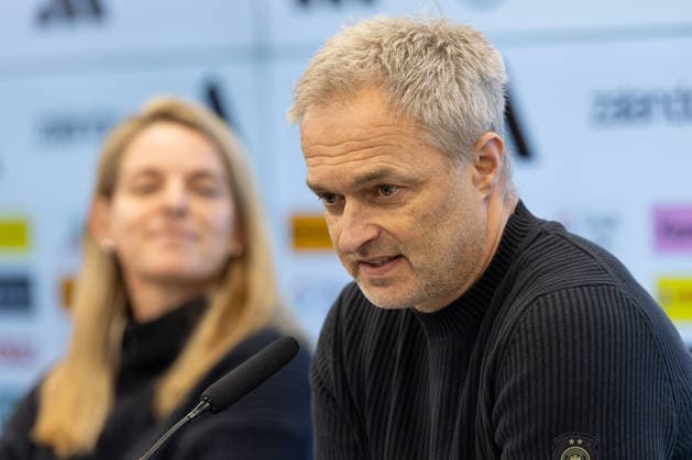 Kaderbekanntgabe Frauen-Nationalmannschaft Bundestrainer Christian Wück spricht während der Pressekonferenz. Links im Hintergrund DFB-Sportdirektorin Nia Künzer. Pressekonferenz zur Bekanntgabe des Kaders der Frauen-Nationalmannschaft für die Länderspiele gegen Slowenien und Norwegen. 17. Februar 2026 auf dem DFB-Campus in Frankfurt am Main., Frankfurt am Main Hessen Deutschland DFB-Campus