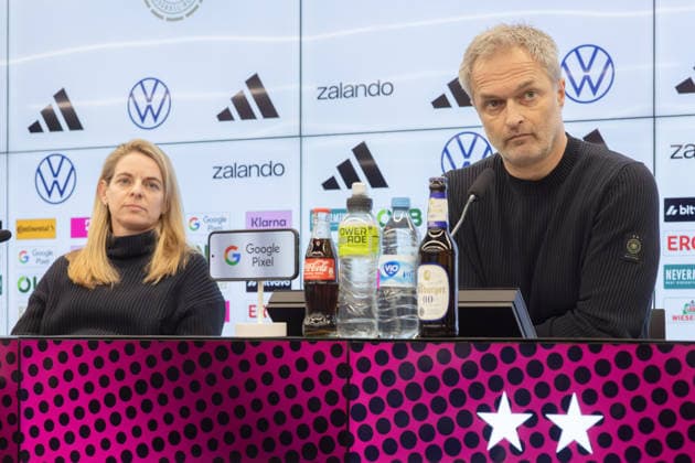 Kaderbekanntgabe Frauen-Nationalmannschaft Bundestrainer Christian Wück spricht während der Pressekonferenz. Links im Hintergrund DFB-Sportdirektorin Nia Künzer. Pressekonferenz zur Bekanntgabe des Kaders der Frauen-Nationalmannschaft für die Länderspiele gegen Slowenien und Norwegen. 17. Februar 2026 auf dem DFB-Campus in Frankfurt am Main., Frankfurt am Main Hessen Deutschland DFB-Campus