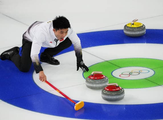 (260217) -- CORTINA D AMPEZZO, Feb. 17, 2026 -- Fei Xueqing of China competes during the curling men s round robin session 9 match between China and the United States at the 2026 Milan-Cortina Winter Olympics in Cortina, Italy, Feb. 17, 2026. ) (MICO2026)ITALY-CORTINA D AMPEZZO-OLYMPIC Winter games, Winterspiele,Spiele, Summer games CURLING-MEN-ROUND ROBIN-CHN VS USA LixGang 