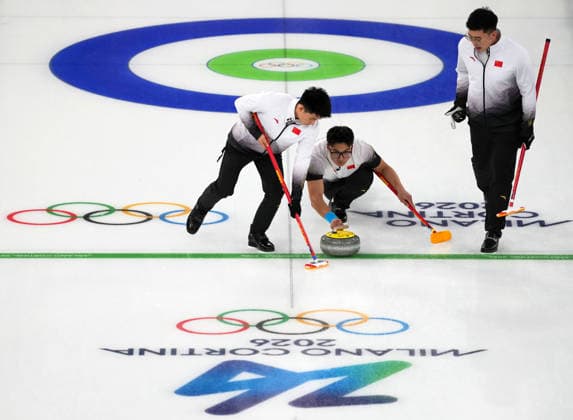 (260217) -- CORTINA D AMPEZZO, Feb. 17, 2026 -- Fei Xueqing, Li Zhichao and Xu Jingtao (L-R) of China compete during the curling men s round robin session 9 match between China and the United States at the 2026 Milan-Cortina Winter Olympics in Cortina, Italy, Feb. 17, 2026. ) (MICO2026)ITALY-CORTINA D AMPEZZO-OLYMPIC Winter games, Winterspiele,Spiele, Summer games CURLING-MEN-ROUND ROBIN-CHN VS USA LixGang 