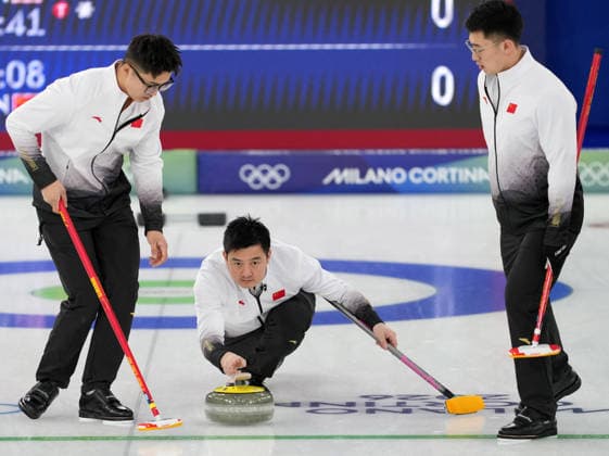 (260217) -- CORTINA D AMPEZZO, Feb. 17, 2026 -- Li Zhichao, Xu Xiaoming and Xu Jingtao (L-R) of China compete during the curling men s round robin session 9 match between China and the United States at the 2026 Milan-Cortina Winter Olympics in Cortina, Italy, Feb. 17, 2026. ) (MICO2026)ITALY-CORTINA D AMPEZZO-OLYMPIC Winter games, Winterspiele,Spiele, Summer games CURLING-MEN-ROUND ROBIN-CHN VS USA LixGang 
