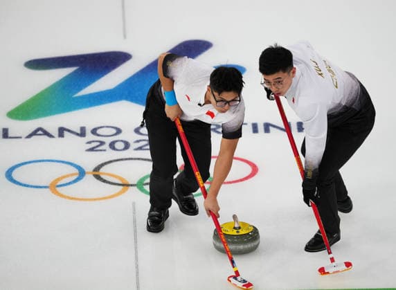 (260217) -- CORTINA D AMPEZZO, Feb. 17, 2026 -- Li Zhichao (L) and Xu Jingtao of China compete during the curling men s round robin session 9 match between China and the United States at the 2026 Milan-Cortina Winter Olympics in Cortina, Italy, Feb. 17, 2026. ) (MICO2026)ITALY-CORTINA D AMPEZZO-OLYMPIC Winter games, Winterspiele,Spiele, Summer games CURLING-MEN-ROUND ROBIN-CHN VS USA LixGang 