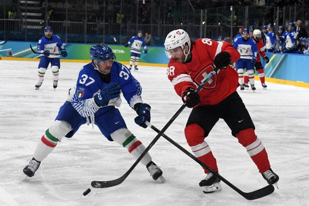 GIOCHI OLIMPICI - Olimpiadi Invernali Milano-Cortina 2026 - Ice hockey, Eishockey Phil Pietroniro (Italy) against Cristoph Bertschy (Suisse) during Ice Hockey, Olympic Winter games, Winterspiele,Spiele, Summer games Milano-Cortina 2026 in Milano, Italy, February 17 2026 Cortina D Ampezzo Italy  Copyright: xIPAxSport ABACAx