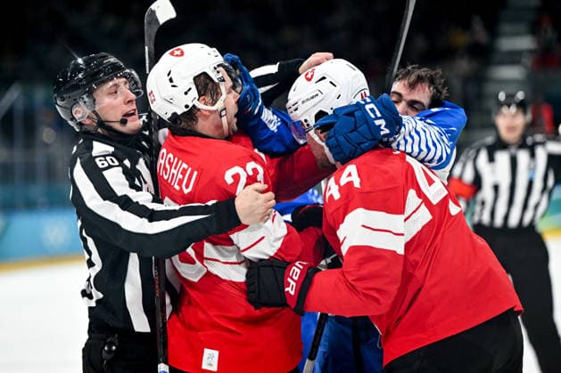 17 02 2026, Milano, Rho Ice hockey, Eishockey Arena, Winter Olympics: Switzerland - Italy (Ice Hockey), Philipp Kurashev of Switzerland and Pius Suter of Switzerland against Daniel Mantenuto of Italy Milano Rho Ice Hockey Arena Lombardy Italy *** 17 02 2026, Milano, Rho Ice Hockey Arena, Winter Olympics Switzerland Italy Ice Hockey , Philipp Kurashev of Switzerland and Pius Suter of Switzerland against Daniel Mantenuto of Italy Milano Rho Ice Hockey Arena Lombardy Italy Copyright: xJustPictures.ch AndreaxBrancax jp-en-AnBr-AB-AAB_070517022026