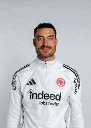 Fußball, Fussball, GER, Eintracht Frankfurt 2025 2026 Porträttermin Trainer Albert Riera (eintracht Frankfurt) Fußball, Fussball, GER, Eintracht Frankfurt 2025 2026 Porträttermin Porträt Vorstellung xptt