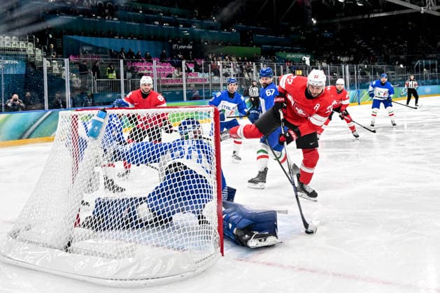 17 02 2026, Milano, Rho Ice hockey, Eishockey Arena, Winter Olympics: Switzerland - Italy (Ice Hockey), Nino Niederreiter of Switzerland against goalkeeper Damian Clara of Italy Milano Rho Ice Hockey Arena Lombardy Italy *** 17 02 2026, Milano, Rho Ice Hockey Arena, Winter Olympics Switzerland Italy Ice Hockey , Nino Niederreiter of Switzerland against goalkeeper Damian Clara of Italy Milano Rho Ice Hockey Arena Lombardy Italy Copyright: xJustPictures.ch AndreaxBrancax jp-en-AnBr-AB-DSC_747717022026