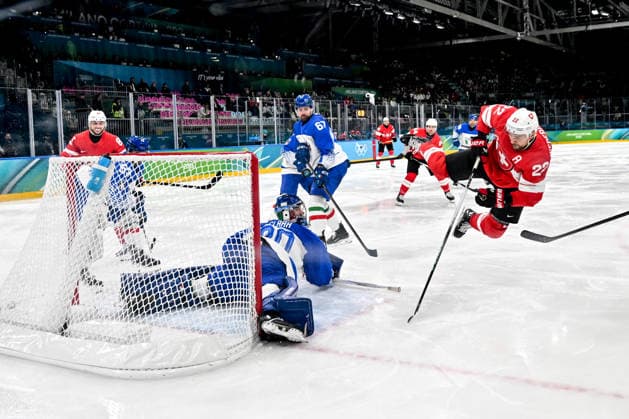 17 02 2026, Milano, Rho Ice hockey, Eishockey Arena, Winter Olympics: Switzerland - Italy (Ice Hockey), Nino Niederreiter of Switzerland against goalkeeper Damian Clara of Italy Milano Rho Ice Hockey Arena Lombardy Italy *** 17 02 2026, Milano, Rho Ice Hockey Arena, Winter Olympics Switzerland Italy Ice Hockey , Nino Niederreiter of Switzerland against goalkeeper Damian Clara of Italy Milano Rho Ice Hockey Arena Lombardy Italy Copyright: xJustPictures.ch AndreaxBrancax jp-en-AnBr-AB-DSC_748117022026