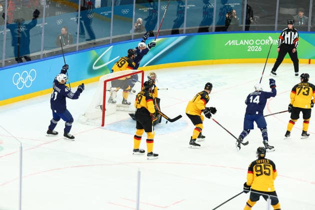 February 17, 2026, Milan, Lombardy, Italy: PIERRE-EDOUARD BELLEMARE 41 of Team France scores his side s first goal during the Play-off game between Team Germany and Team France at the Milano Cortina 2026 Olympic Games, Olympische Spiele, Olympia, OS Olympics 2026: Milano Cortina: Ice hockey, Eishockey Men: GER:FRA  - ZUMAc179 20260217_oly_c179_037 Copyright: xMickaelxChavetx