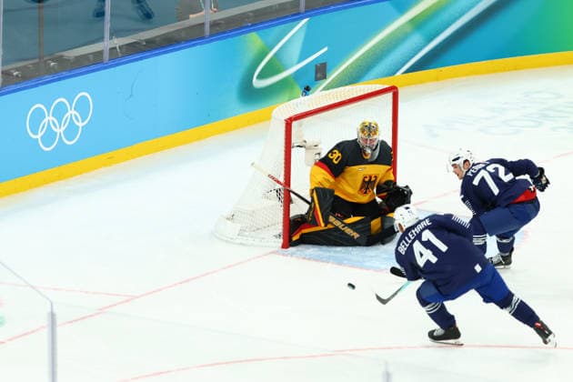 February 17, 2026, Milan, Lombardy, Italy: PIERRE-EDOUARD BELLEMARE 41 of Team France scores his side s first goal during the Play-off game between Team Germany and Team France at the Milano Cortina 2026 Olympic Games, Olympische Spiele, Olympia, OS Olympics 2026: Milano Cortina: Ice hockey, Eishockey Men: GER:FRA  - ZUMAc179 20260217_oly_c179_038 Copyright: xMickaelxChavetx