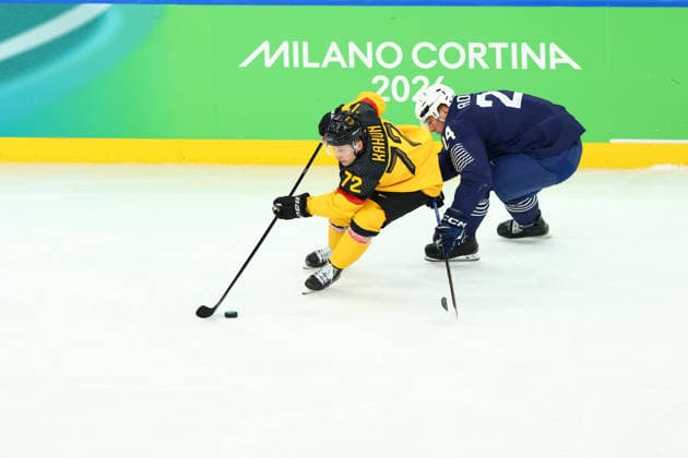 February 17, 2026, Milan, Lombardy, Italy: DOMINIK KAHUN of Germany and JUSTIN ADDAMO of France battle for the puck during the Play-off game between Team Germany and Team France at the Milano Cortina 2026 Olympic Games, Olympische Spiele, Olympia, OS Olympics 2026: Milano Cortina: Ice hockey, Eishockey Men: GER:FRA  - ZUMAc179 20260217_oly_c179_049 Copyright: xMickaelxChavetx