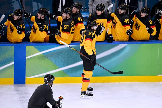 DRAISAITL Leon Team GER Jubel um Torschuetzen Leon Draisaitl nach seinem Tor zum 1 : 0 Eishockey Vorrunde Spiel Deutschland - Frankreich Olympics - Olympische Winterspiele 2026 Mailand - Cortina 06 - 22 Februar 2026 in Italien am 17.02.2026 in Mailand *** DRAISAITL Leon Team GER cheering for goal scorer Leon Draisaitl after his goal for the 1 0 ice hockey preliminary round match Germany France Olympics Olympic Winter Games 2026 Milan Cortina 06 February 22, 2026 in Italy on February 17, 2026 in Milan Copyright: xx