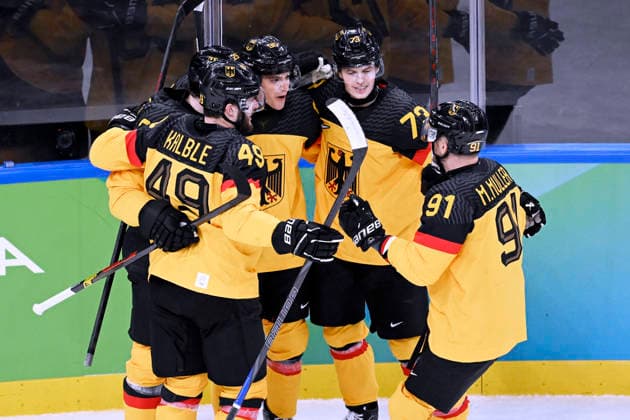 TIFFELS Frederik Team GER Jubel um Frederik Tiefes nach seinem Tor zum 2 : 0 Eishockey Vorrunde Spiel Deutschland - Frankreich Olympics - Olympische Winterspiele 2026 Mailand - Cortina 06 - 22 Februar 2026 in Italien am 17.02.2026 in Mailand *** TIFFELS Frederik Team GER Cheering for Frederik Tiefes after his goal for the 2 0 ice hockey preliminary round match Germany France Olympics Olympic Winter Games 2026 Milan Cortina 06 February 22, 2026 in Italy on February 17, 2026 in Milan Copyright: xx