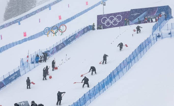 OLYMPICS - Winter Olympic Games, Olympische Spiele, Olympia, OS Milano Cortina 2026 LIVIGNO,ITALY,17.FEB.26 - OLYMPICS, FREE SKI, FREESTYLE SKIING - Winter Olympic Games Milano Cortina 2026, aerials,, women, qualification. Image shows piste workers. Keywords: cancellation.  GEPAxpictures xHaraldxSteiner