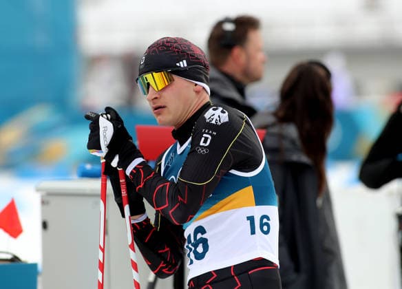 Olympische Winterspiele, Olympia, Nordische Kombination, Individual Gundersen Large Hill 10km, Langlauf, Val di Fiemme, Tesero SCHMID Julian (GER) im Ziel stehend, Kopf, Oberkörper *** Olympic Winter Games, Olympic Games, Nordic combined, Individual Gundersen Large Hill 10km, cross-country skiing, Val di Fiemme, Tesero SCHMID Julian GER standing at the finish, head, upper body
