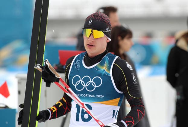 Olympische Winterspiele, Olympia, Nordische Kombination, Individual Gundersen Large Hill 10km, Langlauf, Val di Fiemme, Tesero SCHMID Julian (GER) im Ziel mit Ski in der Hand *** Olympic Winter Games, Olympic Games, Nordic Combined, Individual Gundersen Large Hill 10km, Cross-country skiing, Val di Fiemme, Tesero SCHMID Julian GER at the finish line with skis in hand