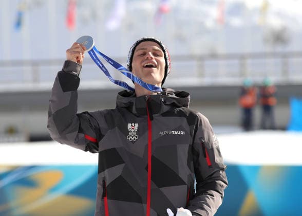 Olympische Winterspiele, Olympia, Nordische Kombination, Individual Gundersen Large Hill 10km, Langlauf, Val di Fiemme, Tesero LAMPARTER Johannes (AUT) mit der Silbermedaille bei der Siegerehrung, Jubel, Freude, Vize Olympiasieger *** Olympic Winter Games, Olympic Games, Nordic combined, Individual Gundersen Large Hill 10km, cross-country skiing, Val di Fiemme, Tesero LAMPARTER Johannes AUT with the silver medal at the award ceremony, jubilation, joy, Vice Olympic Champion